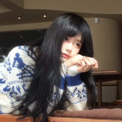 玻璃橱窗中的姑娘